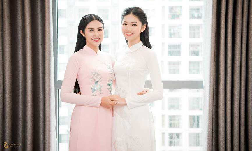 Ngọc Hân và Thanh Tú trong lễ ăn hỏi của Thanh Tú hôm 22/11.