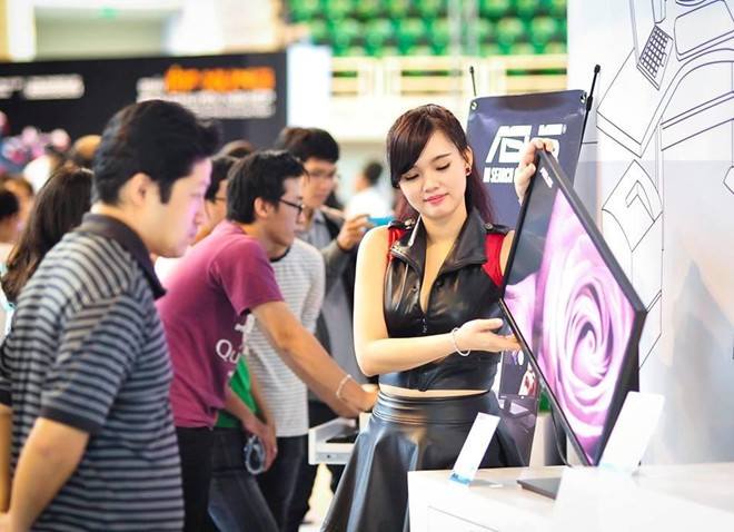 Hoài Thiên giới thiệu cho khách về một sản phẩm công nghệ mới ra. Nhiệt tình và nghiêm túc là tiêu chí làm việc của 9X.