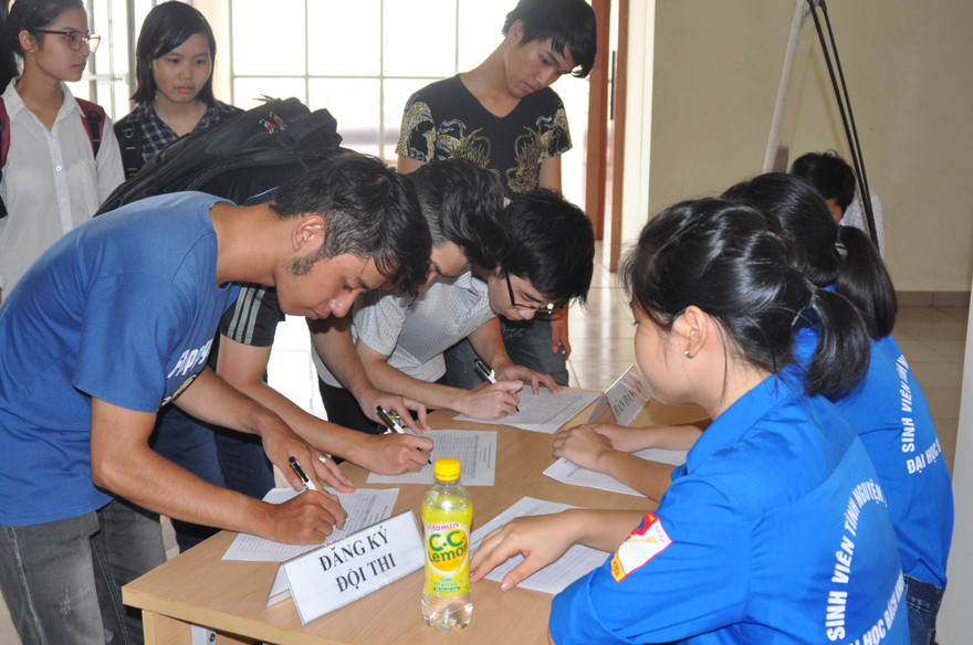 Đông đảo sinh viên đến đăng ký từ sớm