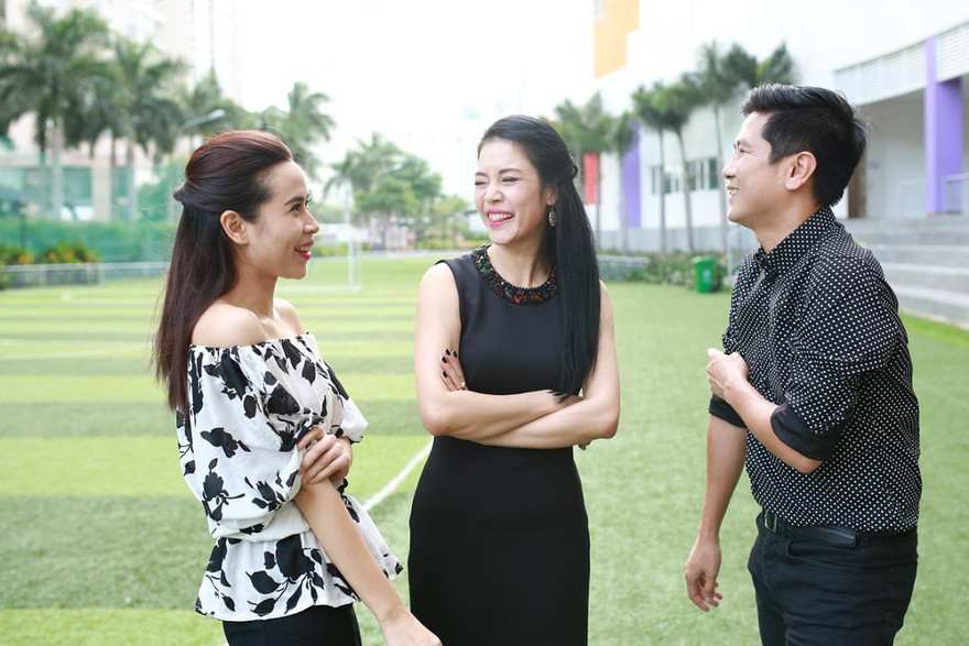 Vợ chồng Lưu Hương Giang – Hồ Hoài Anh cùng ca sĩ Thu Phương đã có những phút giây thư giãn bên các thí sinh của mình sau buổi tập chuẩn bị cho vòng Đối đầu của Giọng hát Việt nhí sắp tới.