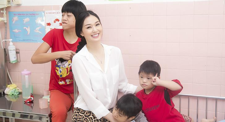 Khánh My tới thăm trẻ em nhiễm chất độc màu da cam ở TP. HCM.