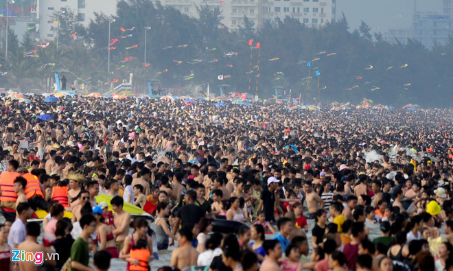 Khổ sở tắm biển tại bãi biển Sầm Sơn (Thanh Hoá). 