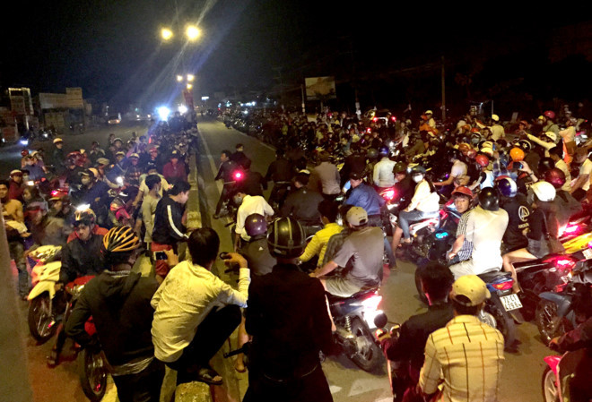 Hàng nghìn thanh thiếu niên chặn quốc lộ 51 để đua xe. Ảnh: Lê Trai.