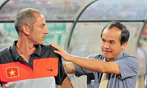 HLV Guillaume: 'Bầu Đức chỉ là… CĐV'