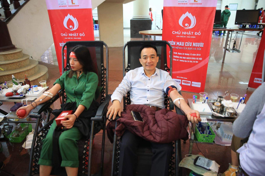 Thượng tá Lân tham gia hiến máu trong ngày Chủ Nhật Đỏ. Ảnh: Hồng Vĩnh