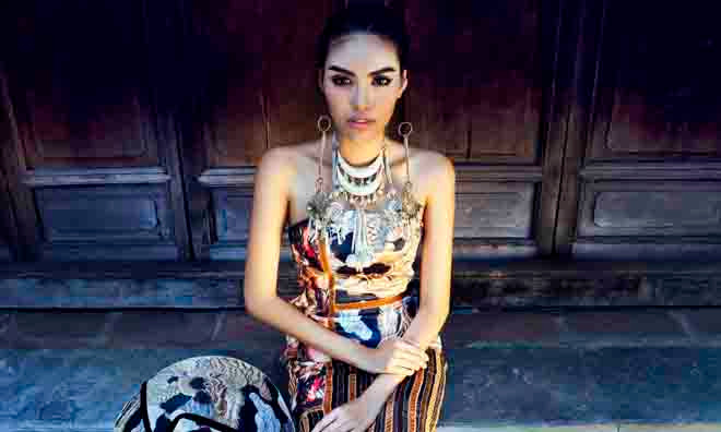 Lan Khuê với trang phục độc đáo tại kinh thành Huế.