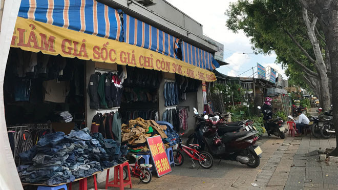 Các ki-ốt tranh thủ xả hàng để trả lại mặt bằng trước ngày 25/8. Ảnh Việt Văn