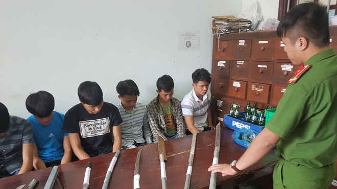  Nhóm thanh niên dùng hung khí tự chế đánh nhau giữa phố. Ảnh H. Văn