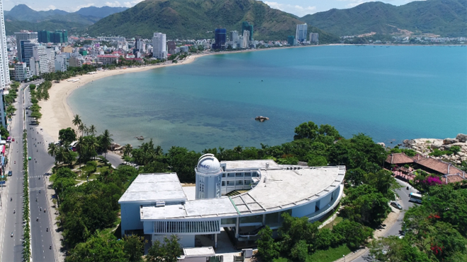Toàn cảnh Đài thiên văn Nha Trang đặt tại Hòn Chồng, một trong những điểm du lịch hấp dẫn của thành phố biển Nha Trang, cũng là nơi quan sát thiên văn tốt nhất Việt Nam.