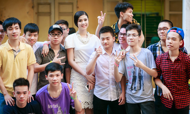 Ngọc Hân về thăm trường cũ