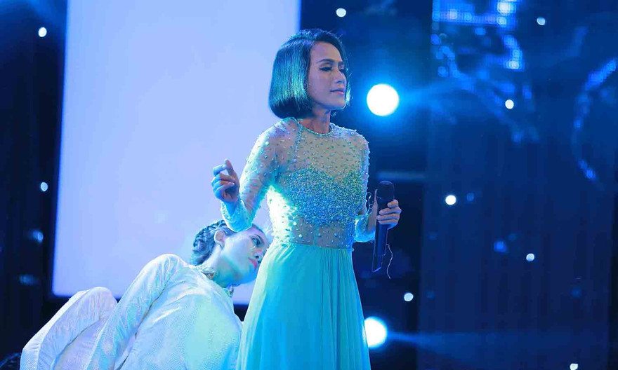 Lệ Thi trên sân khấu 'Trời sinh một cặp'.