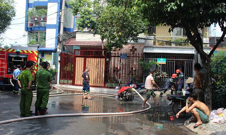 Lực lượng chức năng dập lửa.