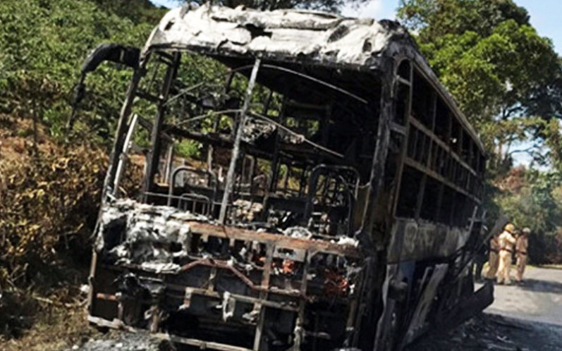 Xe khách giường nằm cháy rụi trên đèo Phú Sơn