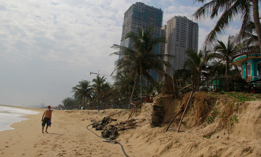 Bờ biển dài rộng bị sóng xói sạt tan hoang. Ảnh: Thanh Trần. 