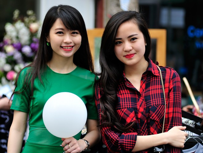 Dàn hot girl cùng MC dự báo thời tiết bán quần áo