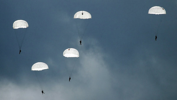 Có hơn 50 lính dù từ máy bay vận tải quân sự Il-76.