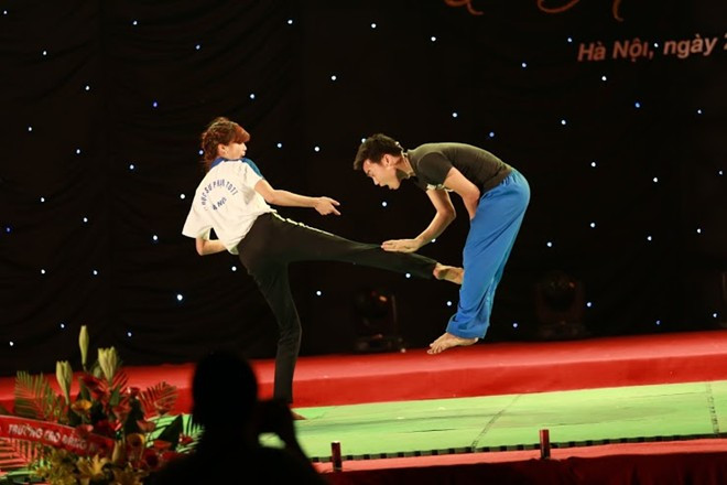 Màn đấu võ của cô giáo thể dục tương lai