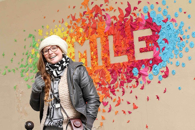 Cô gái đam mê nghệ thuật gấp giấy trên đường phố