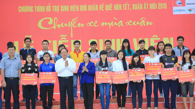 Các vị lãnh đạo tặng vé tượng trưng cho sinh viên