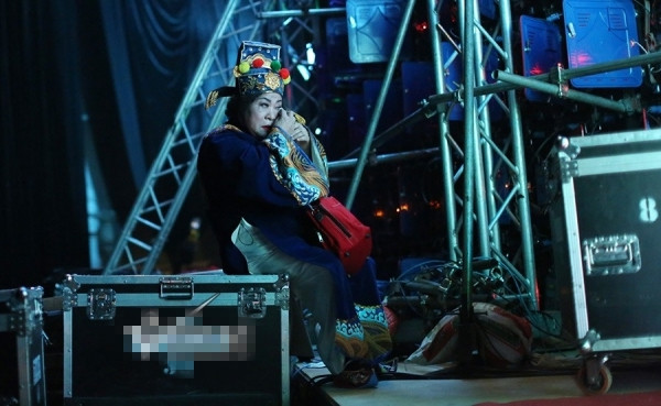 NSƯT Minh Vượng với hình ảnh khóc ở hậu trường Táo Quân