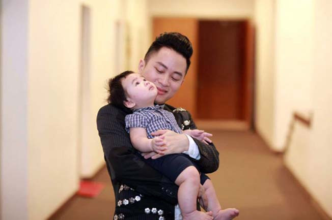 Nam ca sĩ Tùng Dương và con trai - bé Voi. 