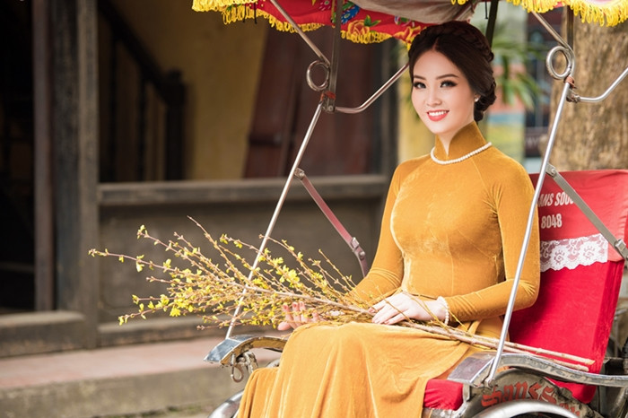 Á hậu Thuỵ Vân mặc áo dài nhung, ngồi xích lô tái hiện hình ảnh của phụ nữ Hà thành thuở xưa 