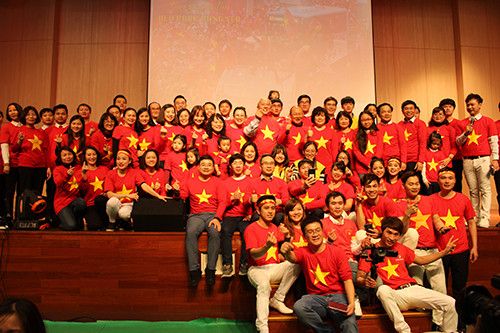 Ông Park Hang-seo chụp ảnh lưu niệm cùng Hội sinh viên Việt Nam tại Hàn Quốc. 