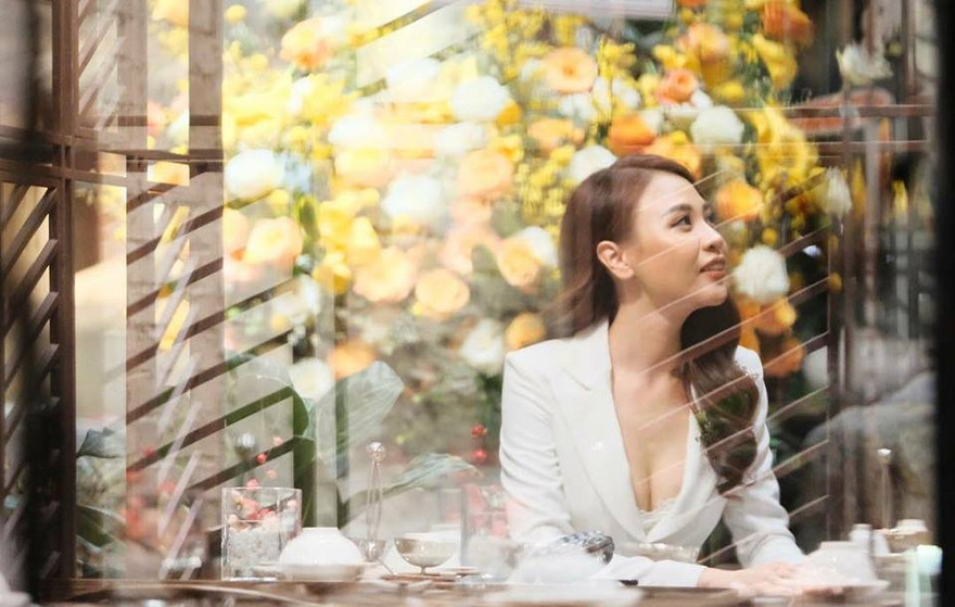 Bạn gái Cường Đô la mặc khoét sâu khoe vòng 1 mướt mắt.