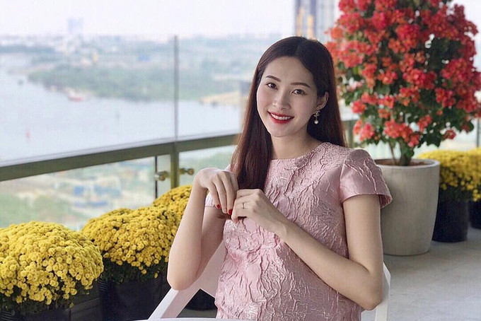 Đặng Thu Thảo chia sẻ bức ảnh đón xuân do chồng cô chụp. Vợ chồng cô đang háo hức đón con đầu lòng. Mang thai ở tháng thứ sáu, người đẹp trông đầy đặn hơn.