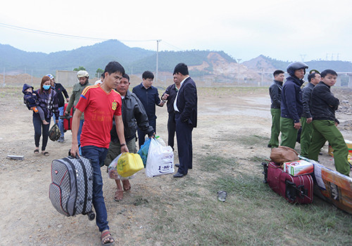 Hành lý của người bị nạn nằm ngổn ngang bên đường. Ảnh: Nguyễn Đông