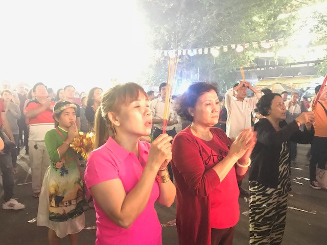 Sau giao thừa, dân Sài Gòn nô nức đi chùa 