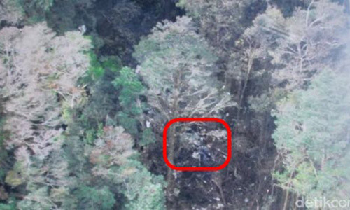 Ảnh chụp từ trên cao hiện trường ATR42-300 rơi. (Ảnh Kabasarnas cung cấp cho Detik)