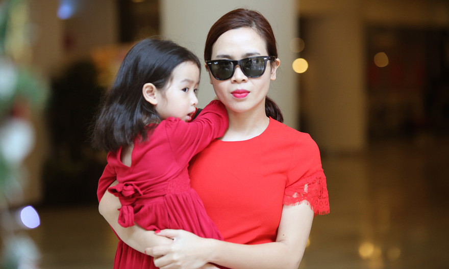 Lưu Hương Giang xách túi trăm triệu xuống phố cùng con gái