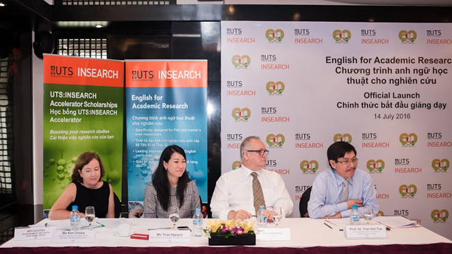 Phó Phó Hiệu Trưởng Đại học Bách Khoa Hà Nội Ông Tràn Văn Tớp (ngoài cùng bên phải ) và Ông Tim Laurence, Hiệu Trưởng của UTS:INSEARCH (thứ ba từ trái sang)