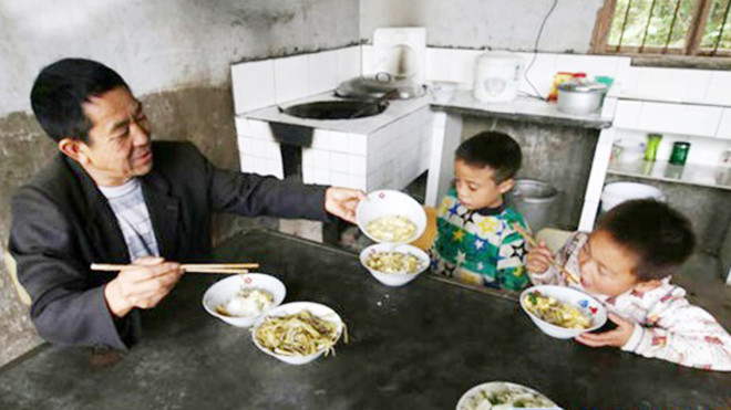 Không chỉ dạy học, thầy Jinhua còn chăm lo cuộc sống hàng ngày cho học trò. Ảnh: Xinhua. 