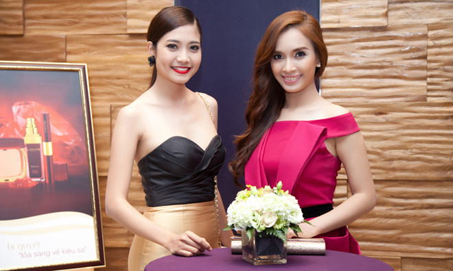 Người đẹp biển Ninh Hoàng Ngân vai trần quyến rũ dự tiệc