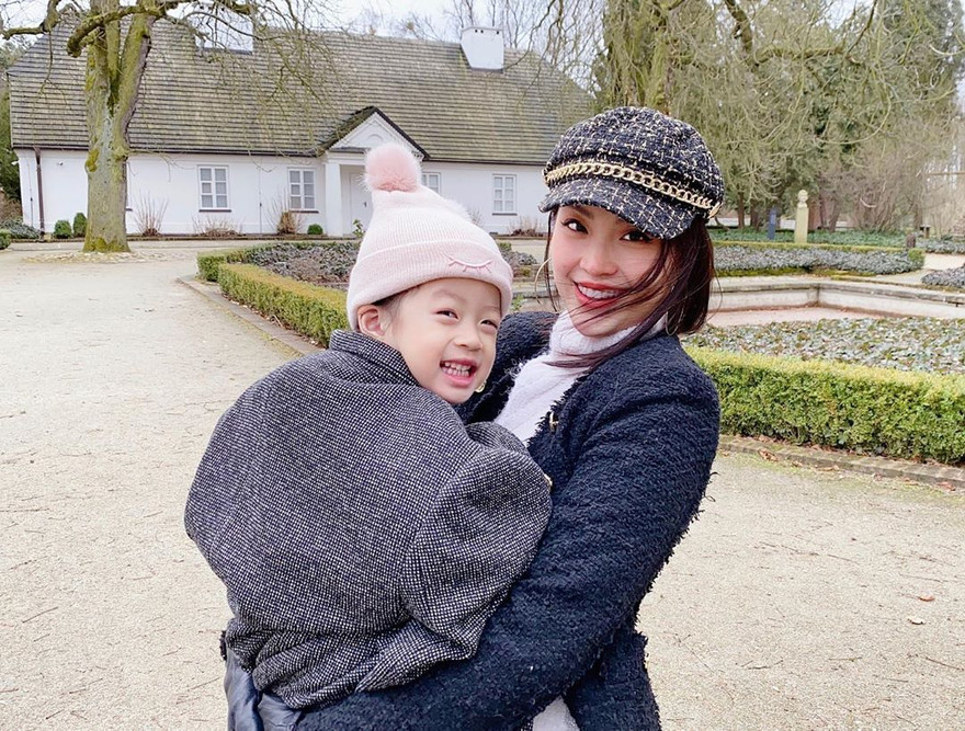 Á hậu Diễm Trang và con gái ở Ba Lan.