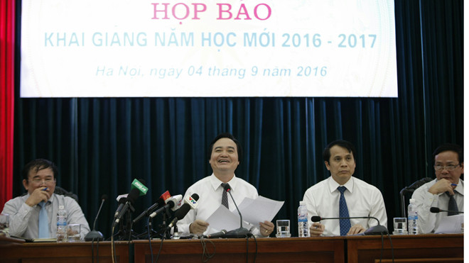 Bộ trưởng Phùng Xuân Nhạ chủ trì cuộc họp báo chiều nay 4/9. Ảnh: Như Ý