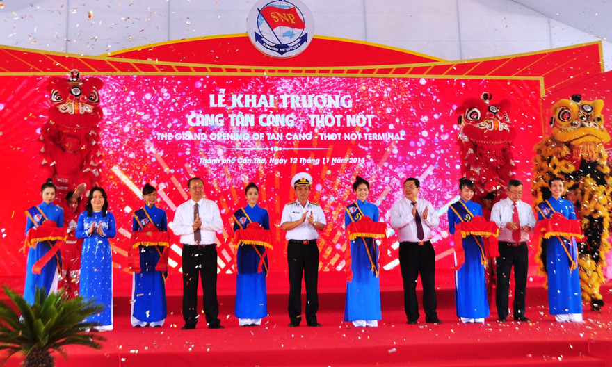 Lãnh đạo cắt băng.