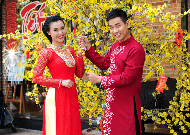 Hoàng Oanh, Nguyên Khang đỏ rực rỡ trên phố Xuân