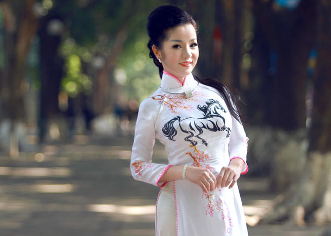 Thúy Nga trẻ trung, xinh đẹp với áo dài họa tiết ngựa