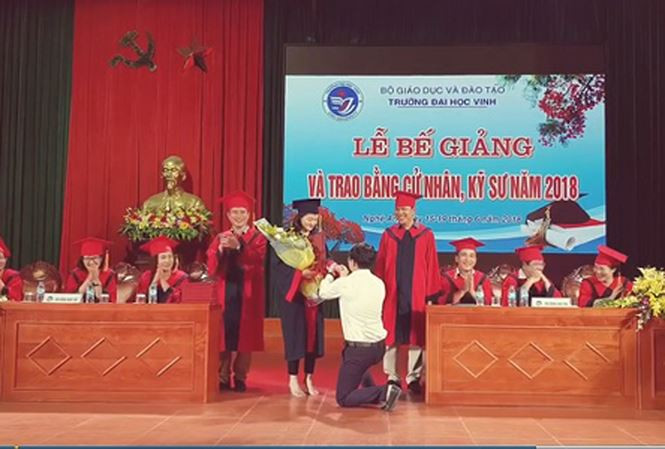 Tin ‘hot’ giáo dục: Thầy quỳ gối cầu hôn sinh viên lúc trao bằng