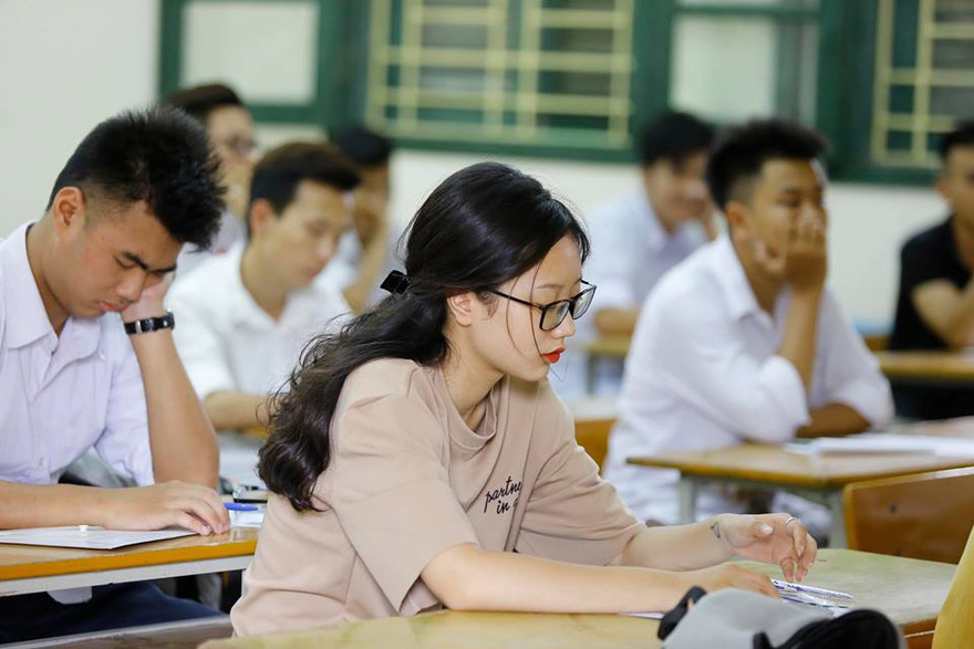 Thí sinh làm thủ tục dự thi chiều nay. Ảnh: Như Ý