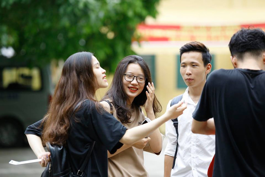 Thí sinh rạng rỡ làm thủ tục thi THPT quốc gia