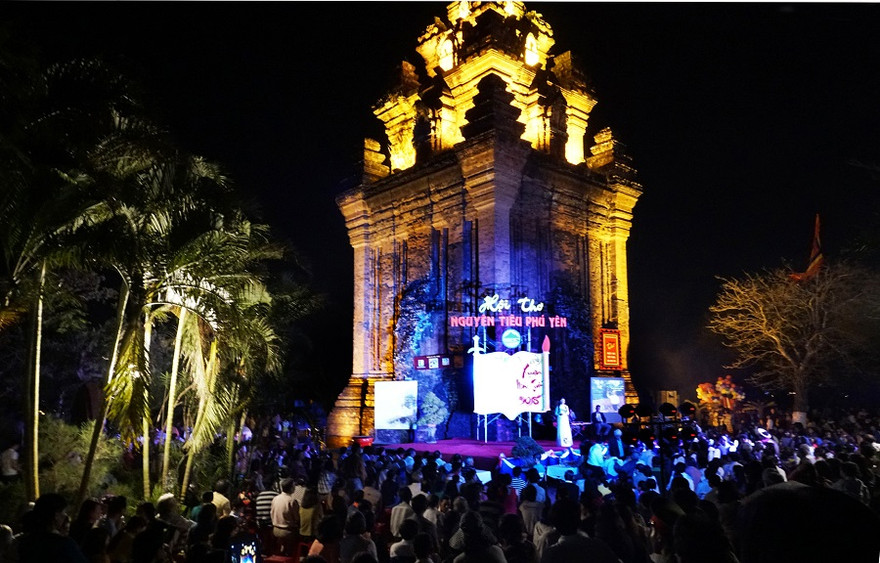 Hàng nghìn người yêu thi ca hội ngộ trên núi Nhạn, tham dự Hội thơ Nguyên tiêu truyền thống của Phú Yên. Ảnh: Dương Thanh Xuân