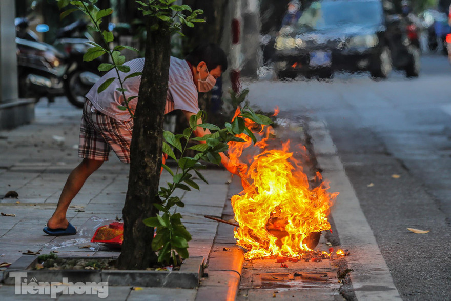 Hè phố, lòng đường Thủ đô 'đỏ lửa' cúng rằm tháng 7 giữa mùa dịch