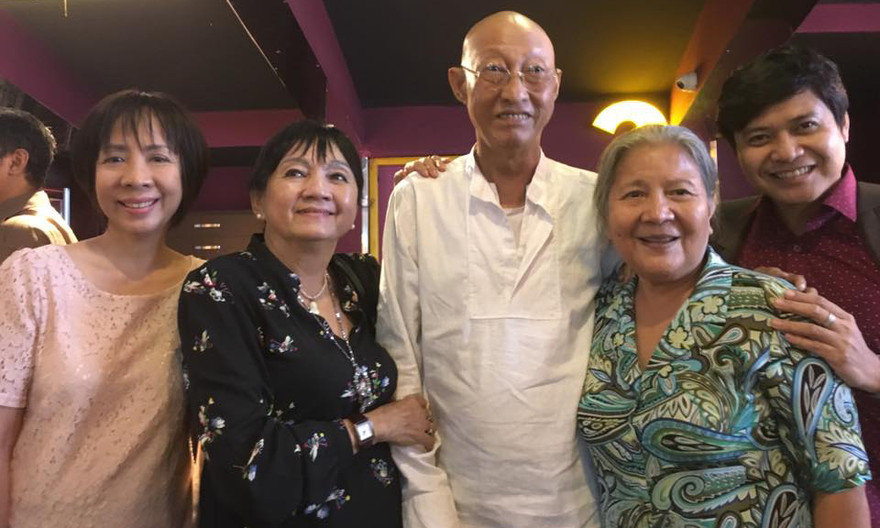 Nghệ sĩ Lê Bình tươi tắn đi xem phim cùng đồng nghiệp sau khi ra viện.