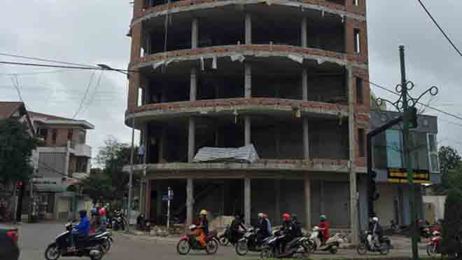 Tòa nhà 6 tầng đang xây dựng - nơi nữ phụ hồ Dung bị ngã nguy kịch. Ảnh: Q.T