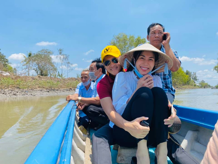 Thuỷ Tiên và ông xã Công Vinh trên đường làm từ thiện giúp bà con miền Tây chống hạn mặn.