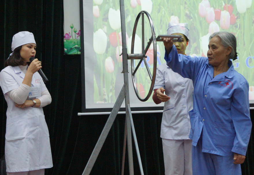 Kíp kỹ thuật Khoa Châm cứu thuyết minh đề tài Chế tạo khung tập khớp vai cho bệnh nhân hạn chế vận động khớp vai